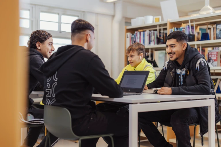 Elever som samtalar i ett klassrum