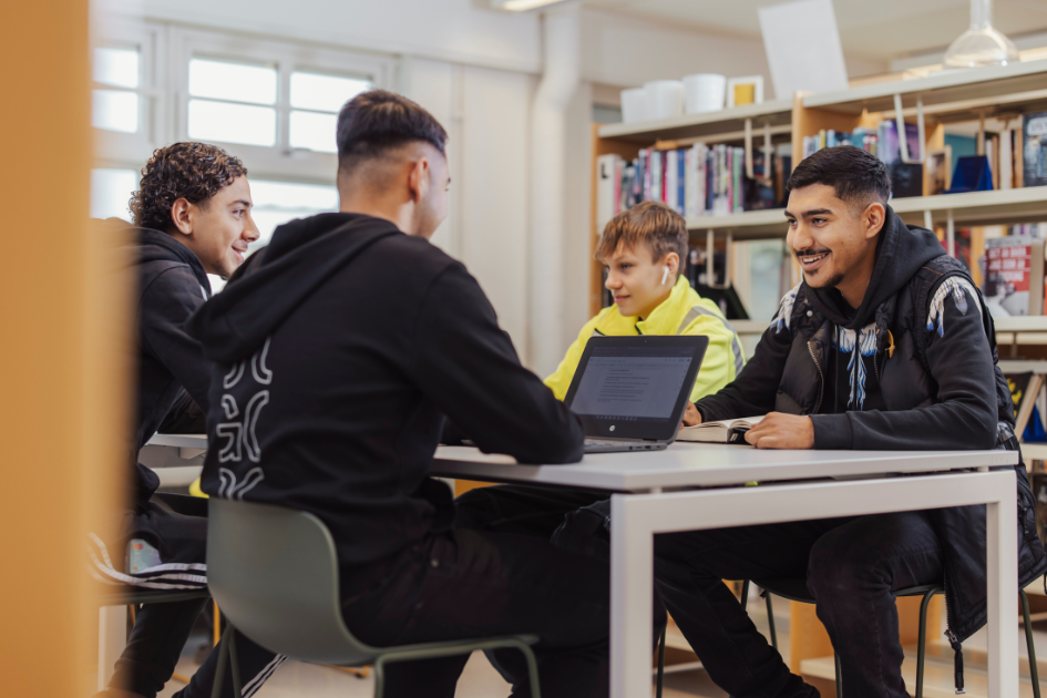 Elever som samtalar i ett klassrum