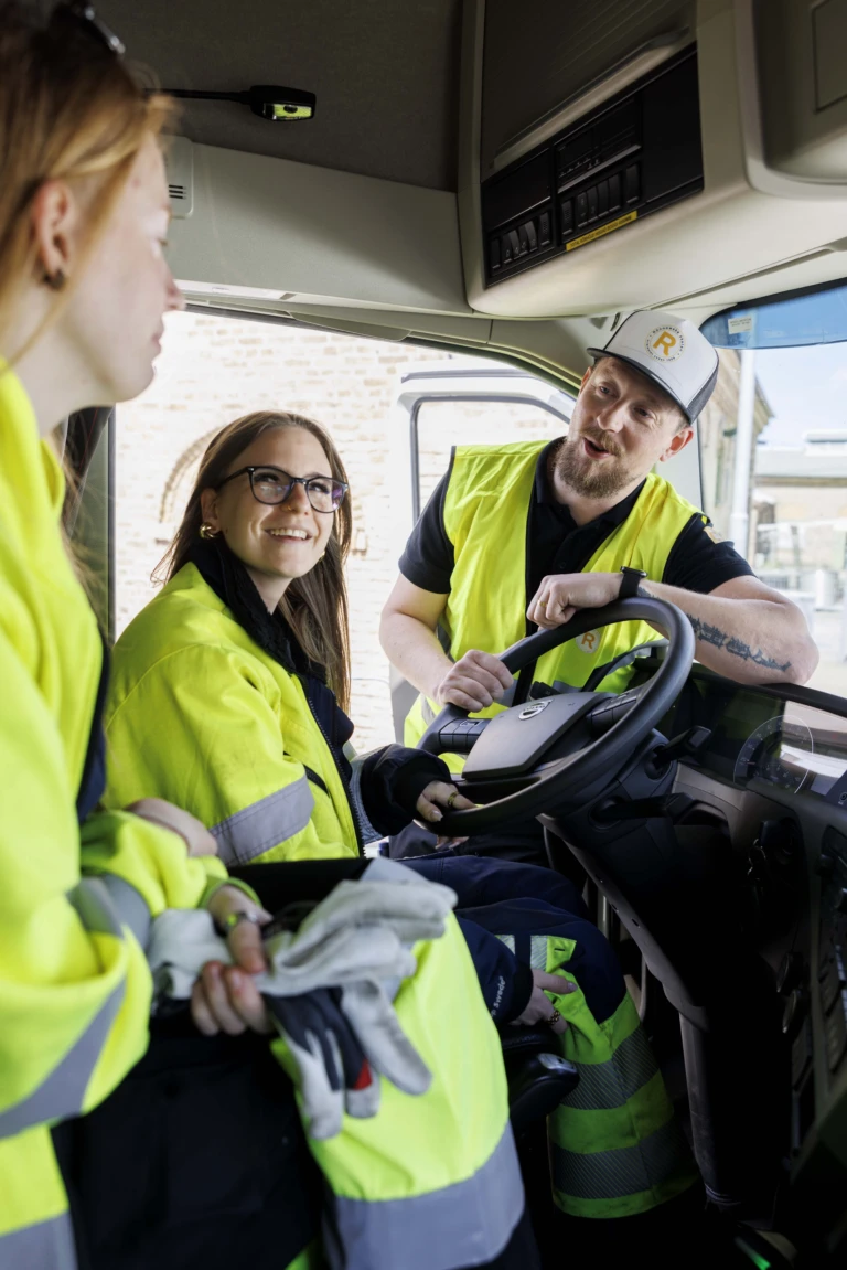 Elever och lärare från Rönnowskaskolan som sitter i en lastbil.