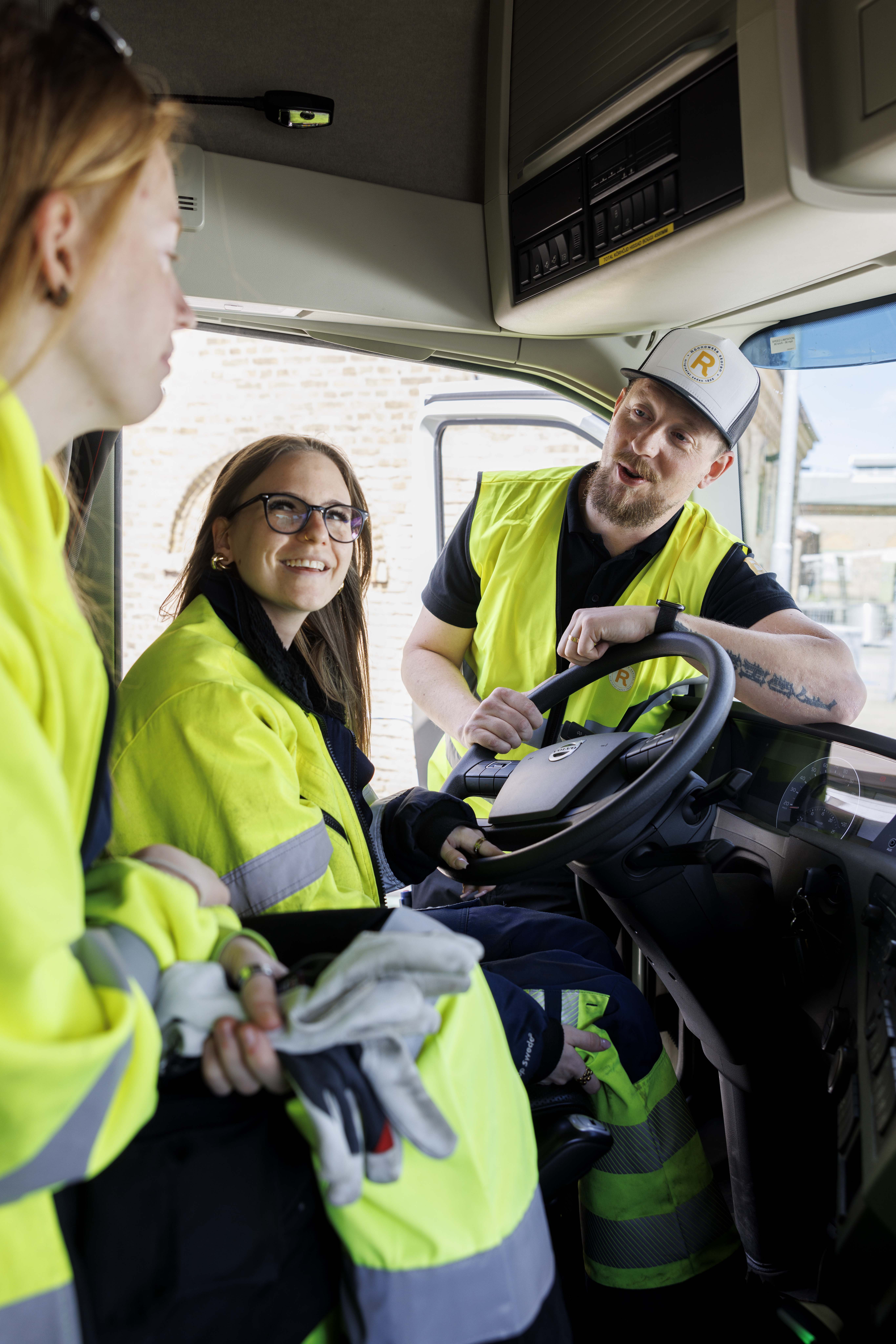 Elever och lärare från Rönnowskaskolan som sitter i en lastbil.