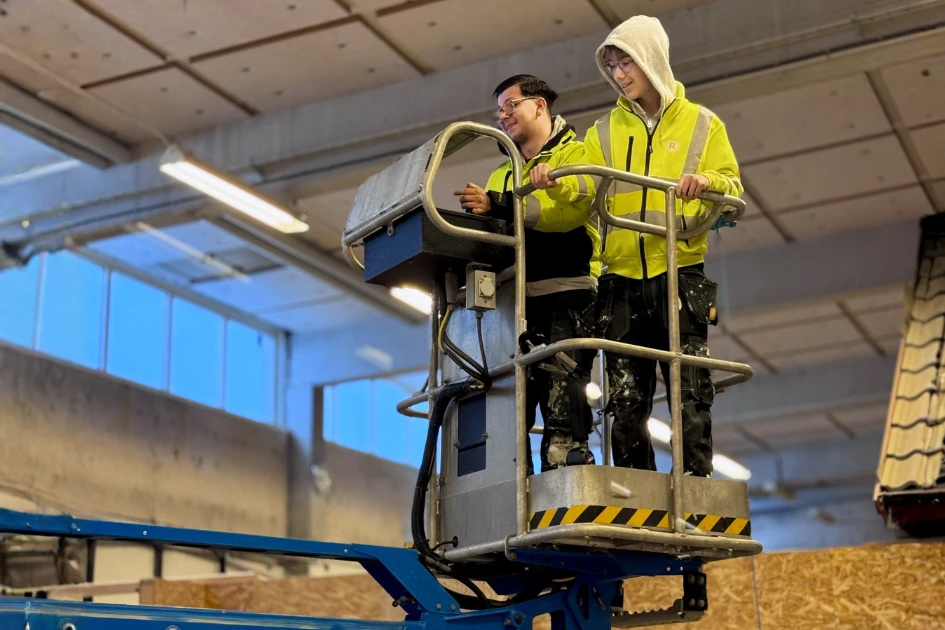 Två elever som tillsammas tränar på att köra lift.