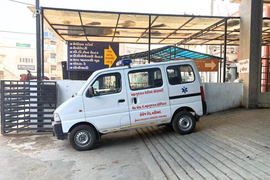 Bilden föreställer en ambulans i Indien