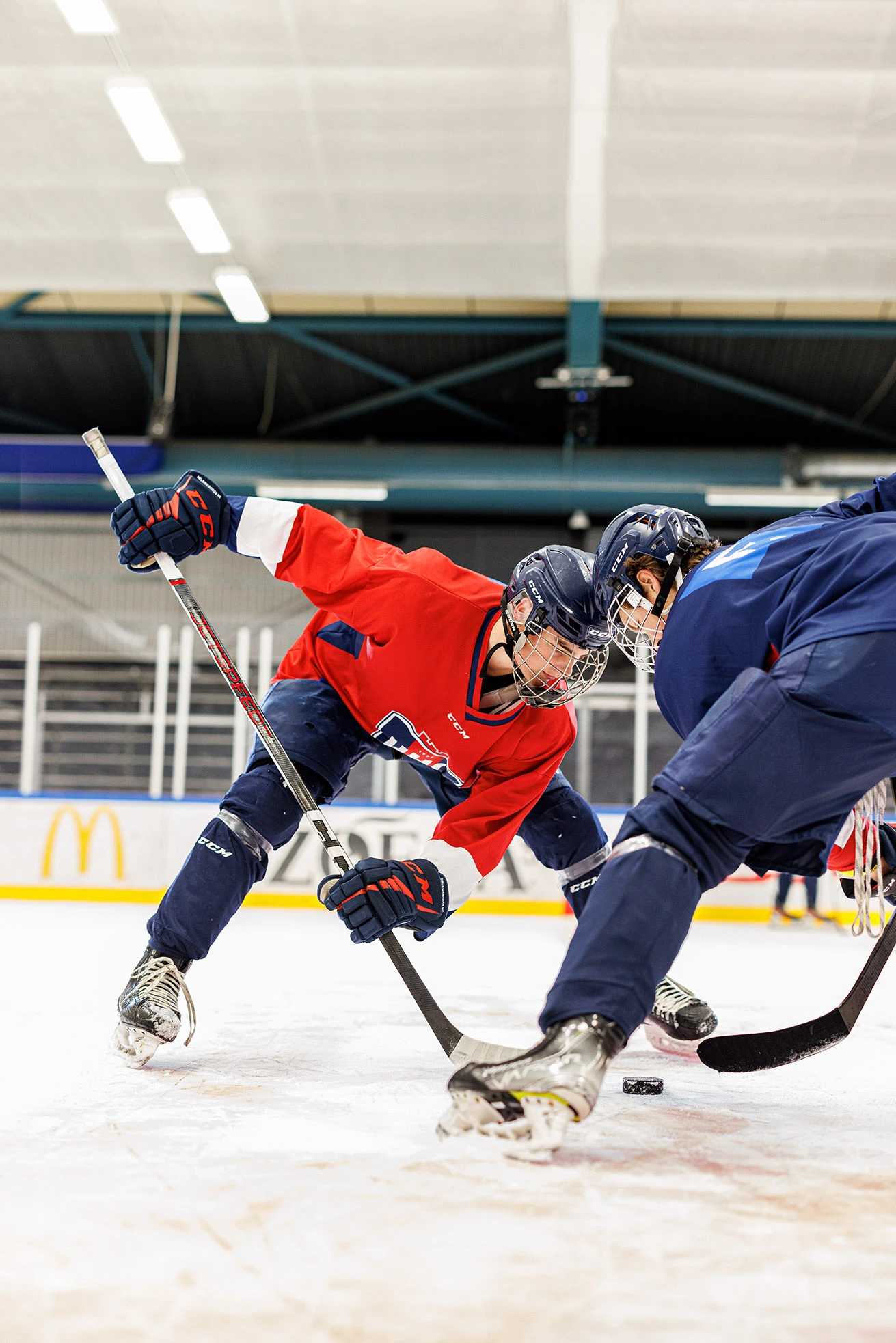Elever som spelar ishockey.