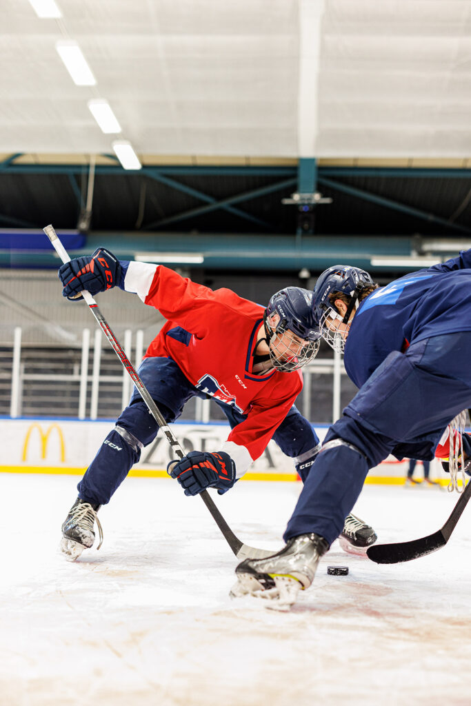 Elever som spelar ishockey.