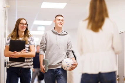 Elever i en skolkorridor.