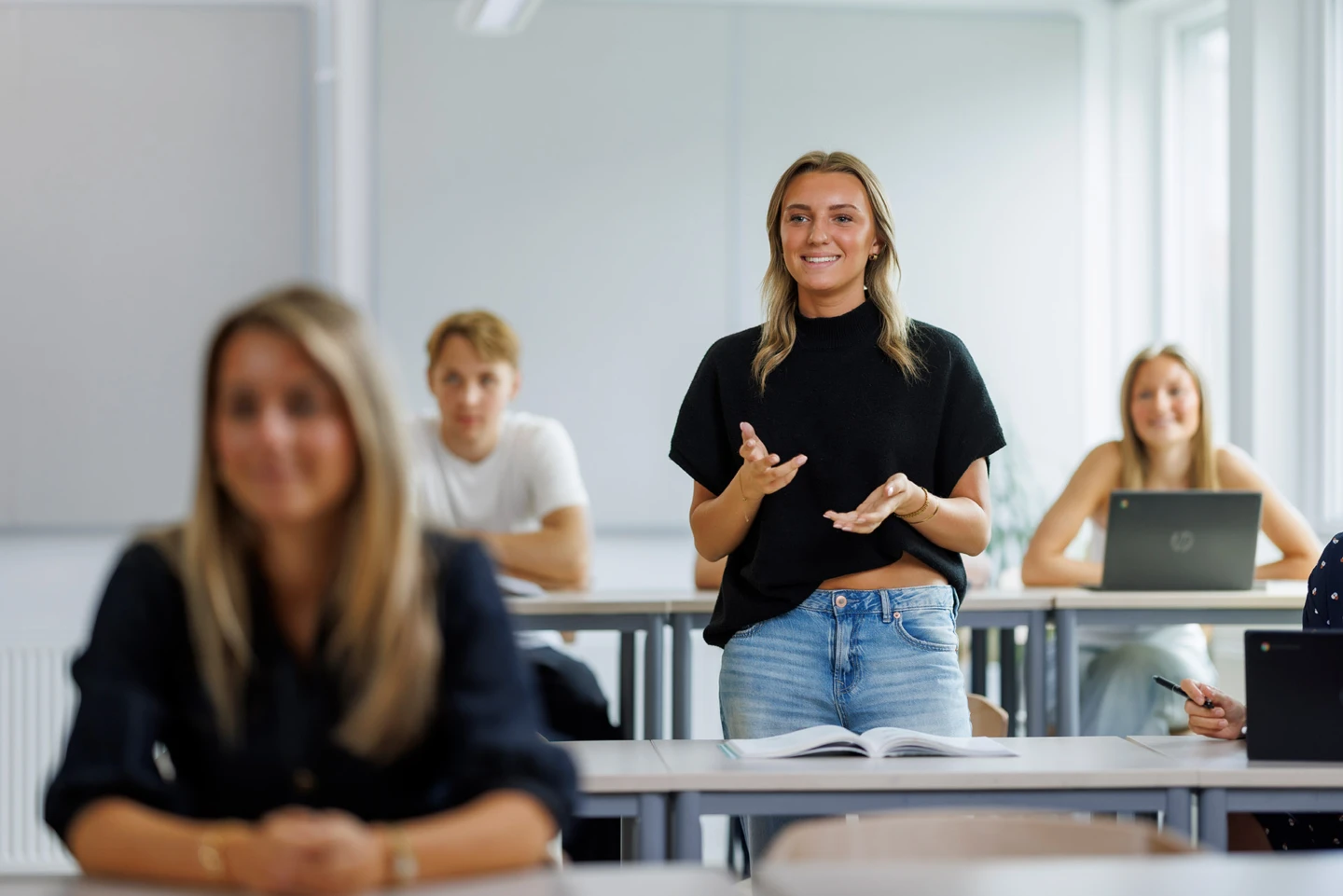 elev håller ett tal i sitt klassrum