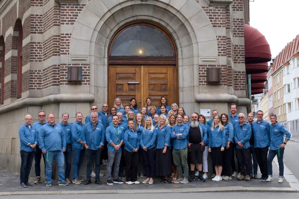 personalen på skolan står utanför huvudingången