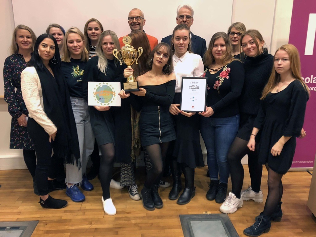Elever och personal från Nicolaiskolan tar emot priset Årets hållbaraste gymnasieskola i Sverige