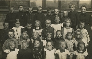 Grupporträtt av skolklass på Slottsvångsskolan runt år 1910.