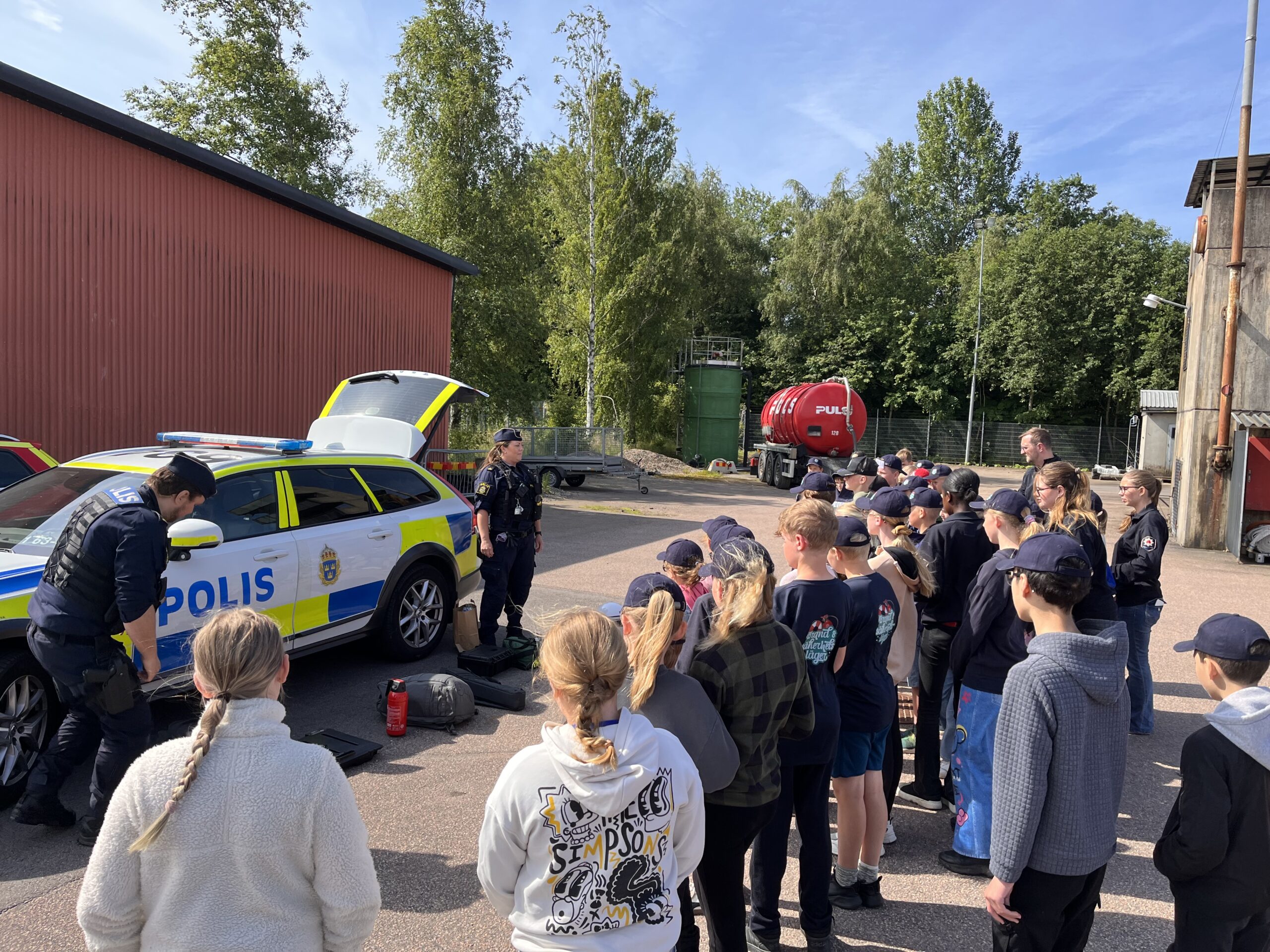 Polis förevisar barn på säkerhetsläger