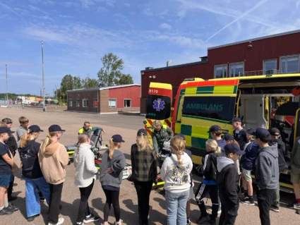 Ambulans förevisar barn på säkerhetsläger