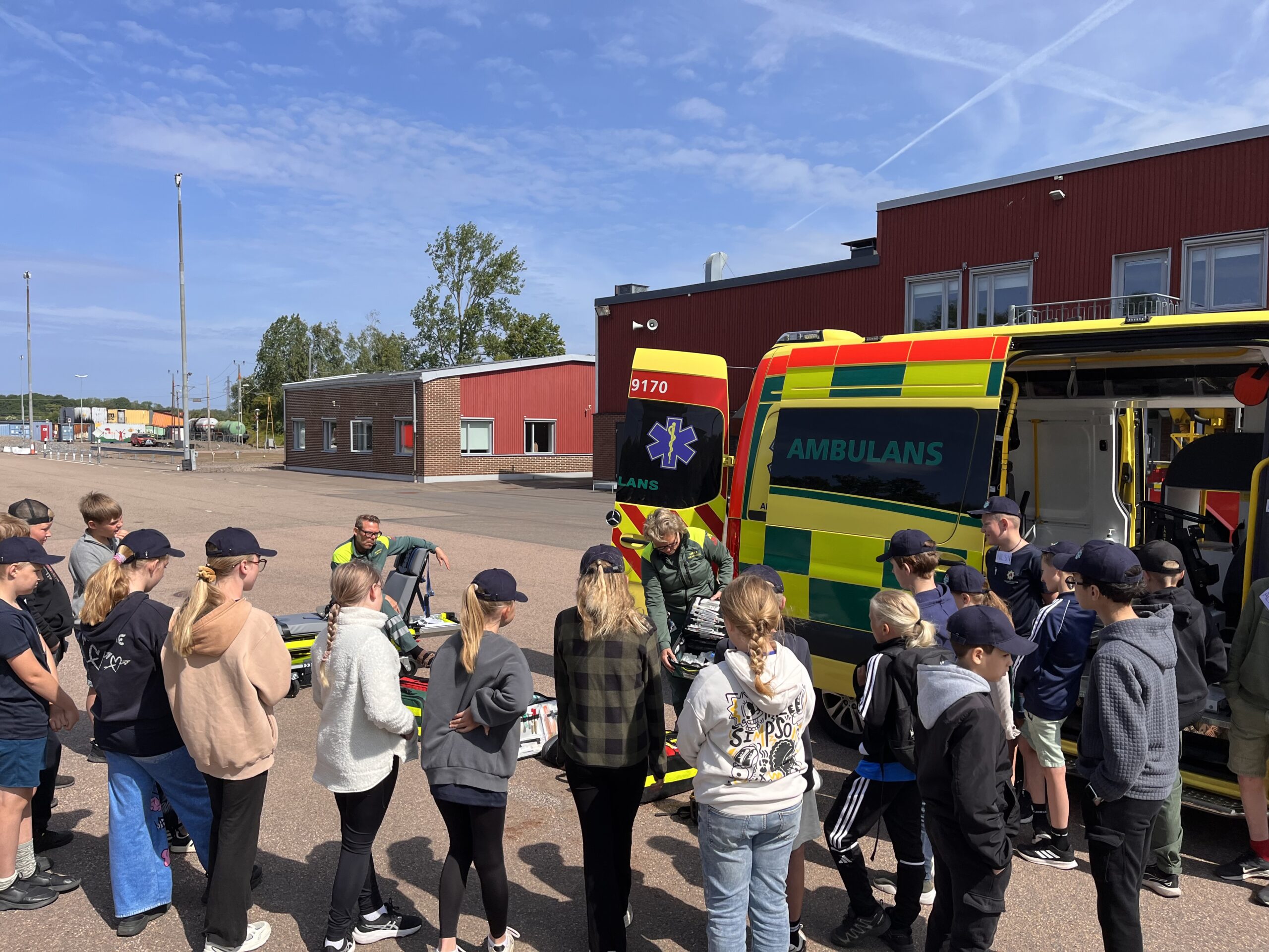 Ambulans förevisar barn på säkerhetsläger