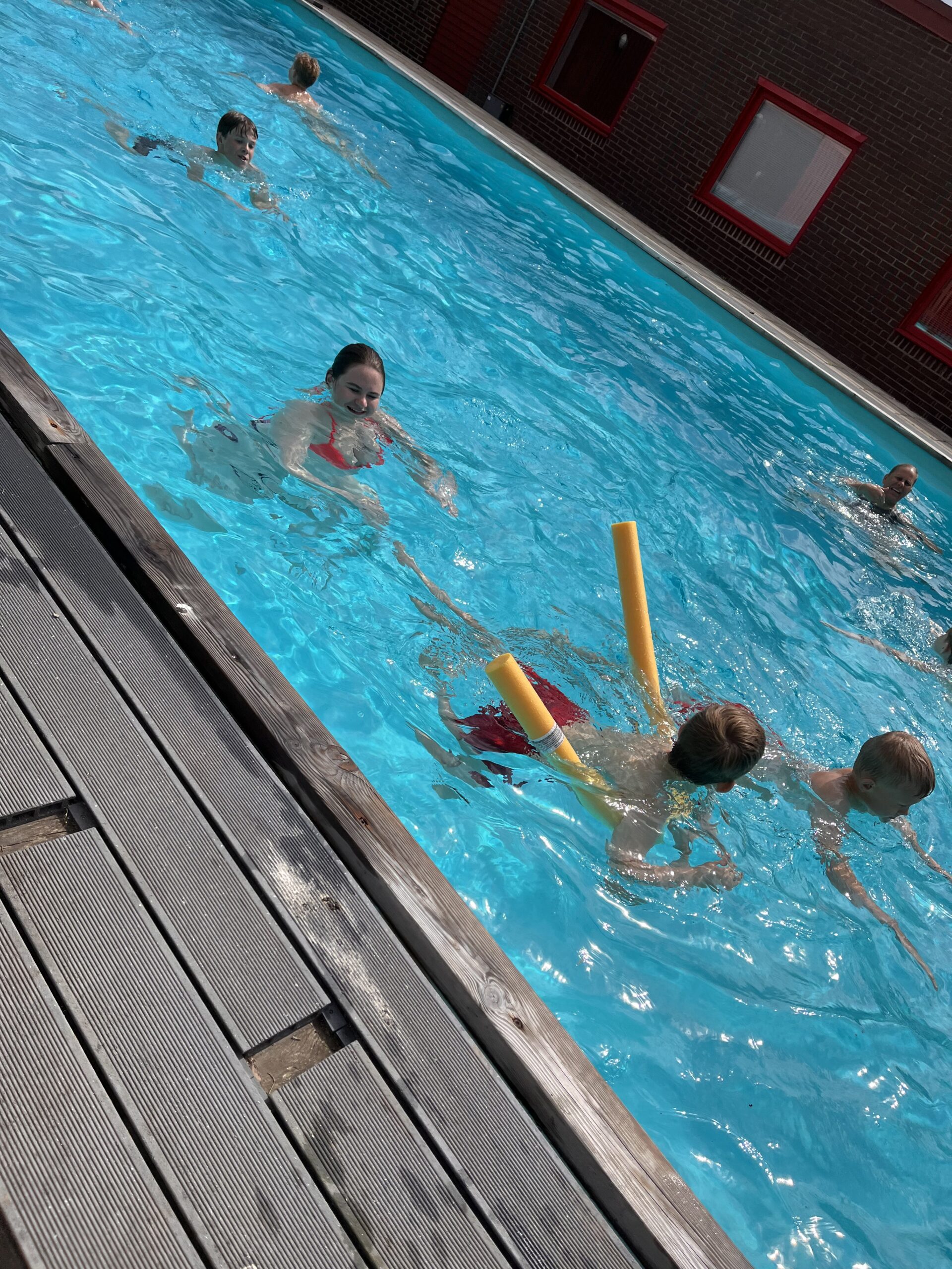 Barn i bassäng på säkerhetsläger