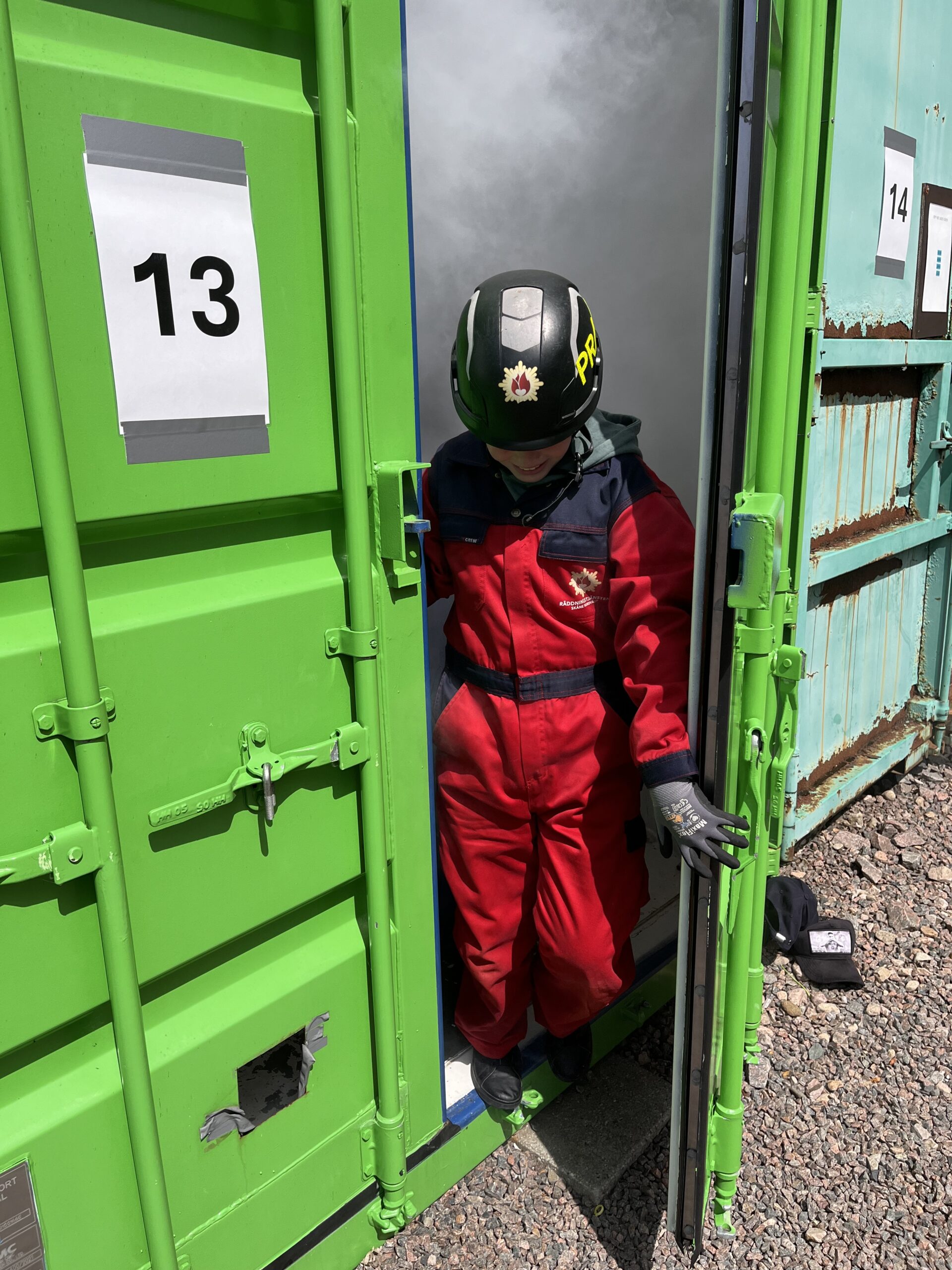 Barn i en dörröppning på säkerhetsläger