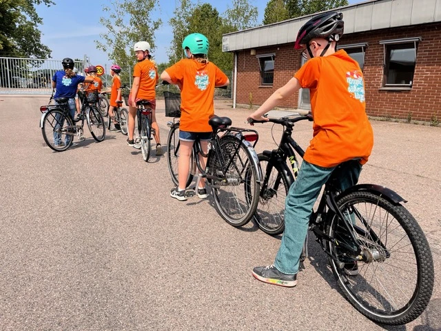 Barn som cyklar