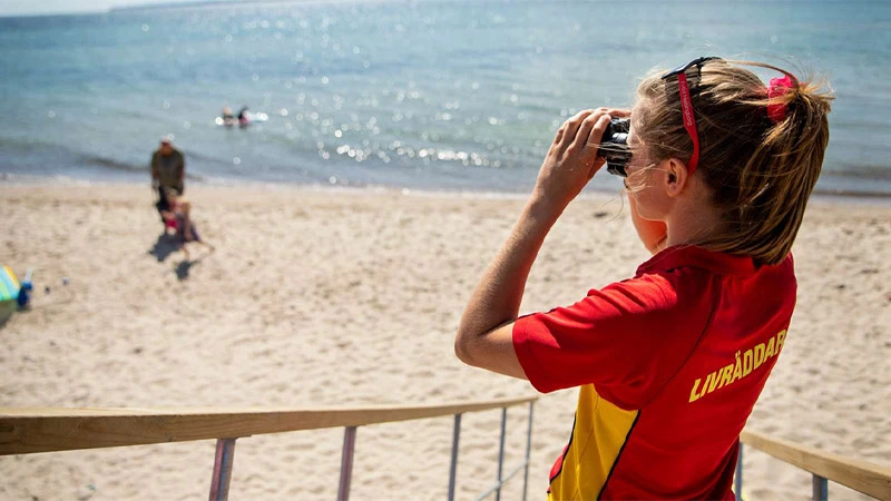 Havslivräddare som spanar ut över stranden
