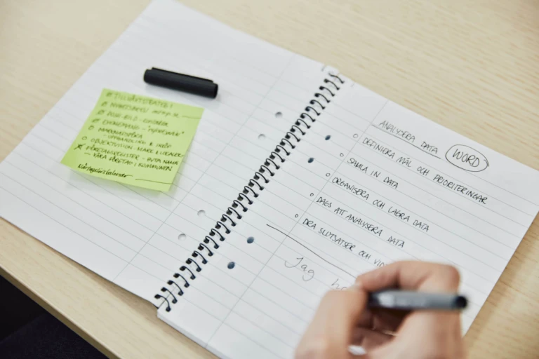 Öppnat anteckningsblock med handskrivna punkter om dataanalys.