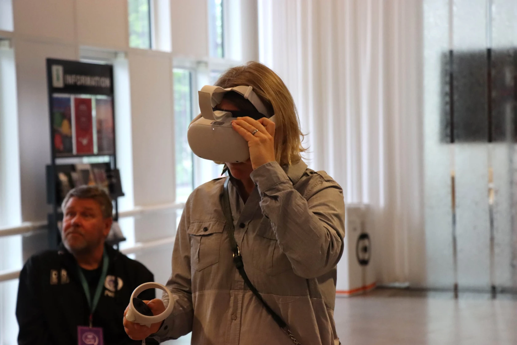 Person testar VR-glasögon inomhus.