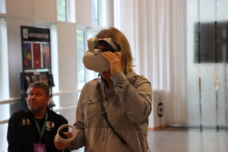 Person testar VR-glasögon inomhus.