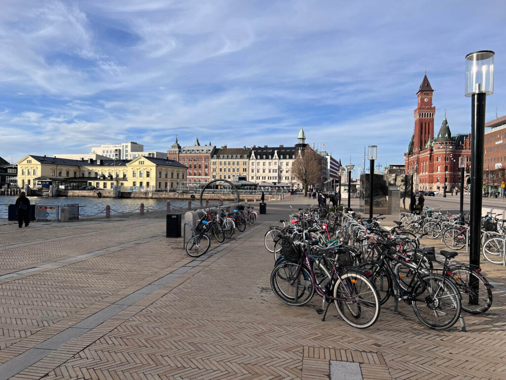 Stadstorg med cyklar och tegelbyggnader i bakgrunden.