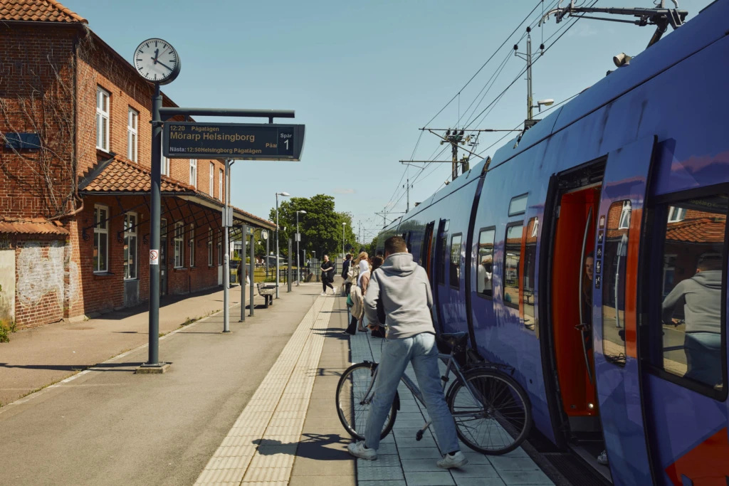 Personer väntar på ett tåg vid stationen i Mörarp.