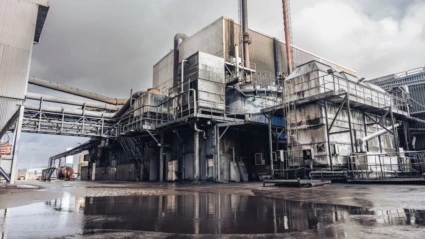 En vy över Befesas industriområde med stora metallkonstruktioner och skorstenar, typisk för tung industri och återvinning.