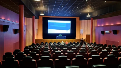 Bio Grand i Ljungbyhed – en klassisk biograf med röda säten, varm belysning och stor bioduk redo för visning.