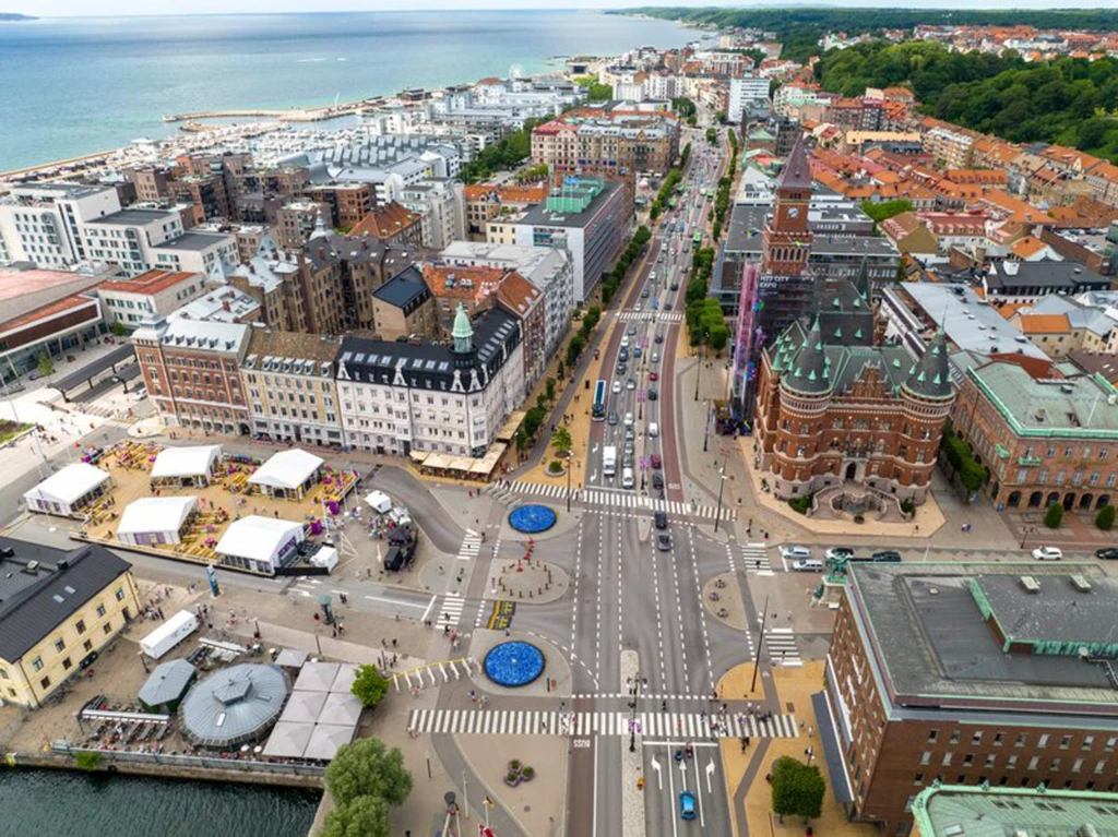 Flygbild över centrala Helsingborg och havet.