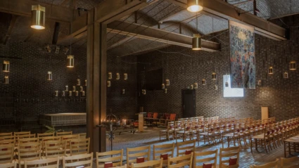 Interiör av S:t Petri kyrka i Klippan, ritad av Sigurd Lewerentz, med sitt unika tegelrum och stilrena trädetaljer.