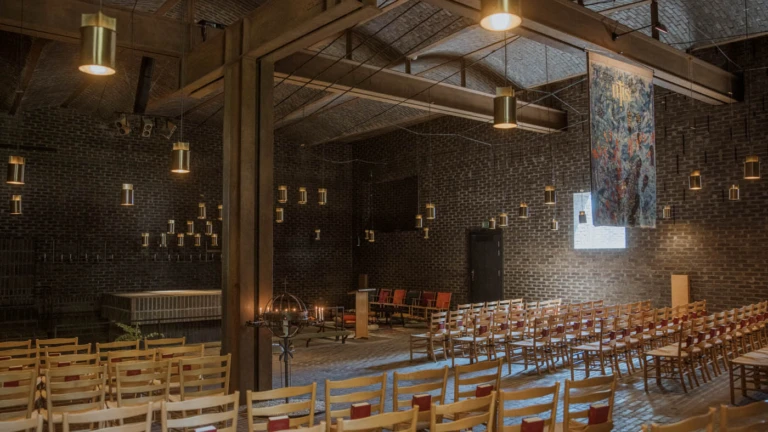 Interiör av S:t Petri kyrka i Klippan, ritad av Sigurd Lewerentz, med sitt unika tegelrum och stilrena trädetaljer.