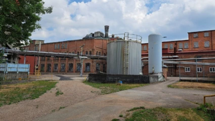 En del av Klippans pappersbruk med klassiska tegelbyggnader och moderna ståltankar som används i produktionen.