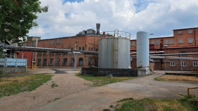 En del av Klippans pappersbruk med klassiska tegelbyggnader och moderna ståltankar som används i produktionen.