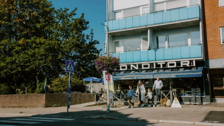 Ljungbyheds konditori i centrala Klippan – ett populärt fikaställe där familjer samlas för kaffe och bakverk.