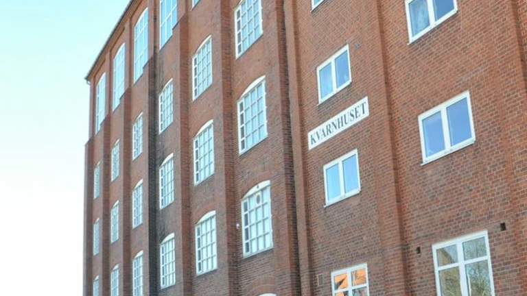Den välkända tegelbyggnaden Kvarnhuset med sina karakteristiska stora fönster, ett landmärke i området.