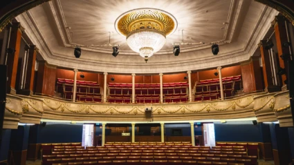 Den anrika Landskrona teater med vacker takdekor, gyllene detaljer och klassisk teatersalong.