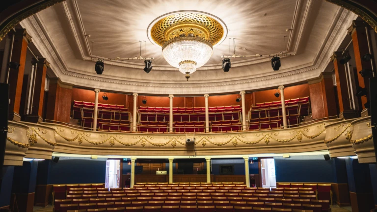 Den anrika Landskrona teater med vacker takdekor, gyllene detaljer och klassisk teatersalong.