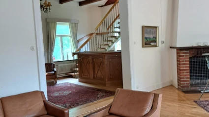 Mysig interiör i Ljungbyhed Park med klassisk inredning, synliga takbjälkar och varm atmosfär.