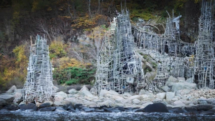 De unika konstverken av trä reser sig som torn längs Kullabergs klippor, omgivna av hav och höstfärgad skog.
