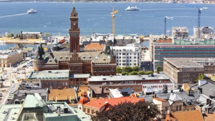 Panoramavy från Kärnan i Helsingborg med Rådhuset, hamnen och färjor som korsar Öresund mot Danmark.