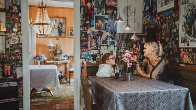 Personlig och nostalgisk kafémiljö på Flinckmans Café i Svalöv, dekorerad med bilder och minnen från musikens värld.