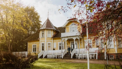 Den charmiga Villa Söderåsen i Röstånga, ett träfärgat hus i nationalromantisk stil omgivet av höstfärger.