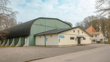 Den välkända tennishallen i Ängelholm med sin gröna bågformade byggnad och intilliggande lokaler för sport och fritid.