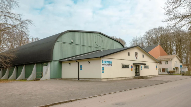 Den välkända tennishallen i Ängelholm med sin gröna bågformade byggnad och intilliggande lokaler för sport och fritid.