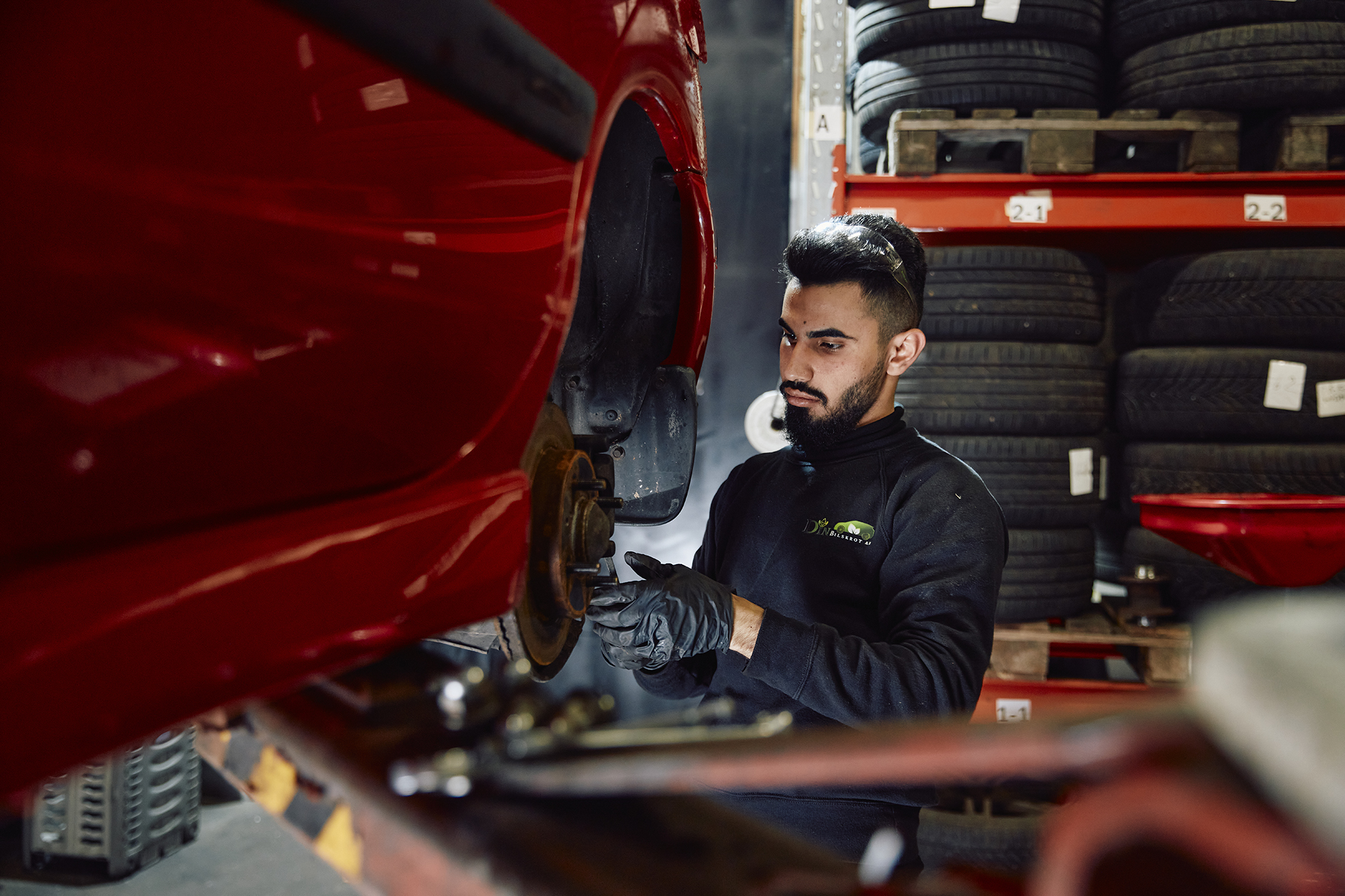 Man som står i en bilverkstad.