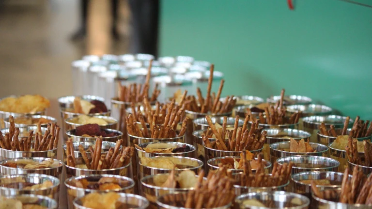 Uppdukade snacks i glas redo för deltagarna under paus eller mingel.