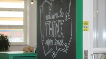 Detaljbild från lokalen med den välkända THINK-skylten som markerar entrén till området.