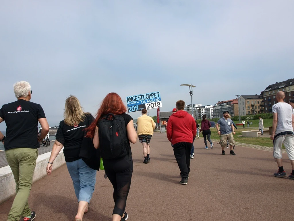 Personer springer eller går Ångestloppet.