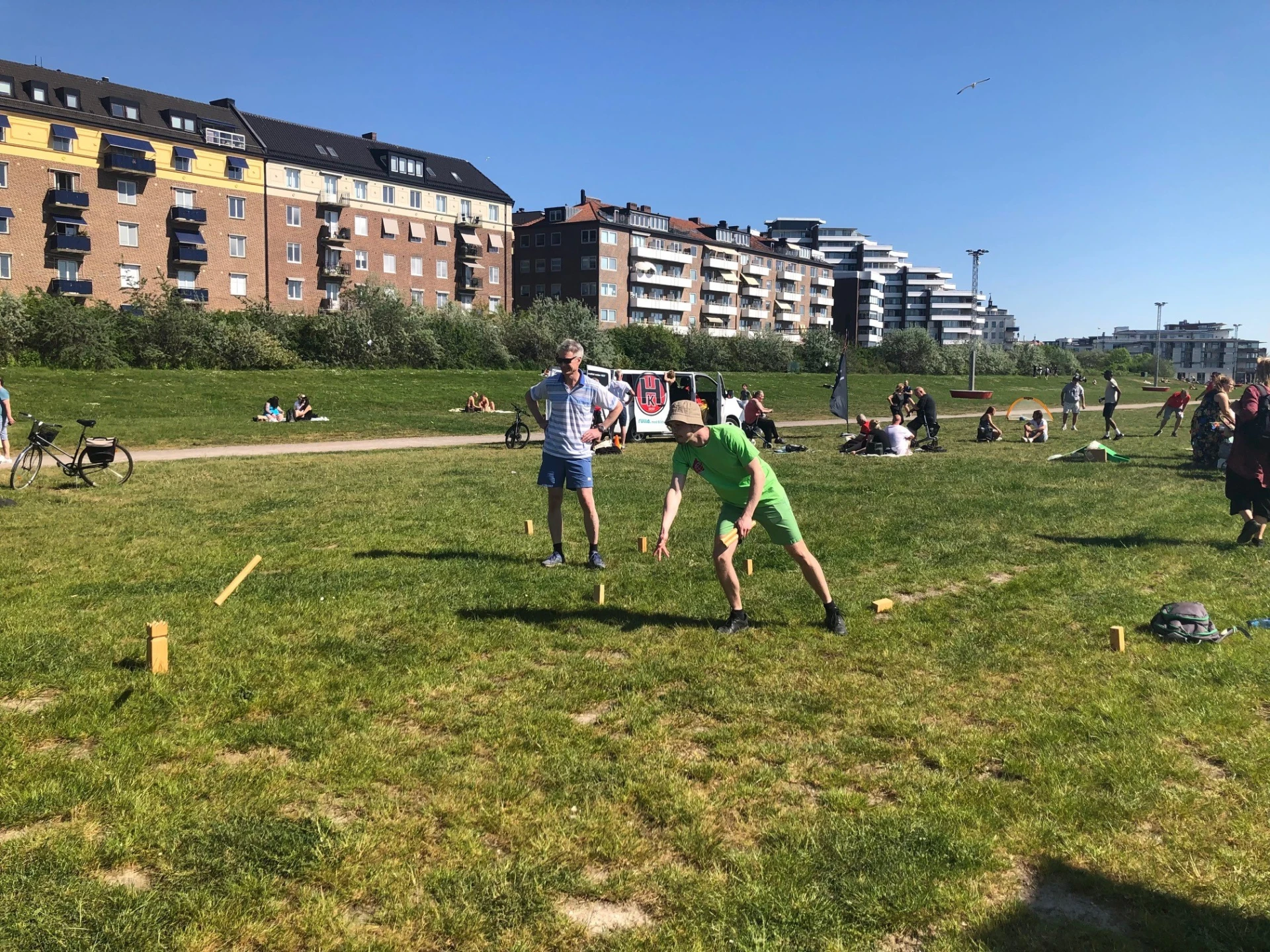 Deltagare på hälsodagen spelar kubb på Gröningen.