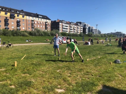 Deltagare på hälsodagen spelar kubb på Gröningen.