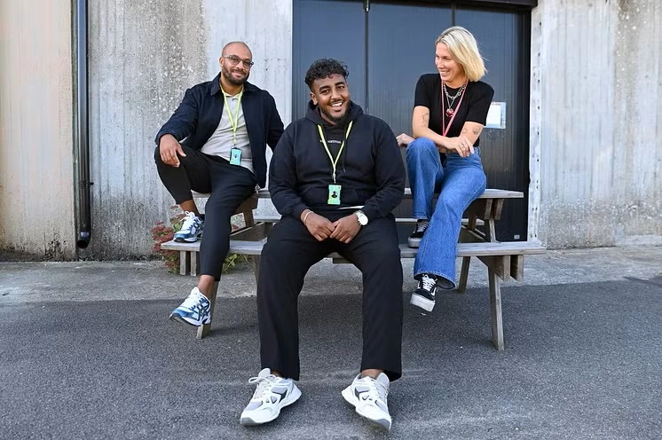 Tim, Eyobel och Emelie från Youngstival sitter på ett bord.